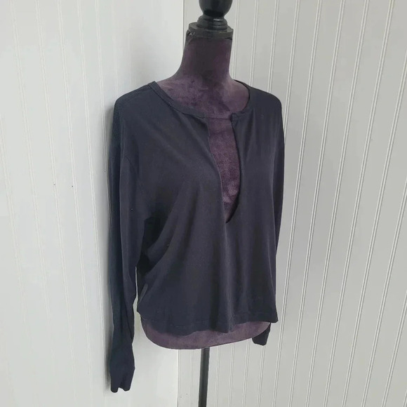 Under Armour Loose Heatgear Black Long Sleeve V Raw CutNeck Active TShirt Top XL - Picture 2 of 8